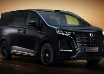 Denza D9 Tampilkan Varian Warna Baru dengan Emblem Emas Asli