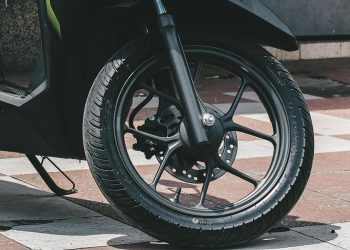 Perhatikan Ban Belakang Motor Goyang, Risiko yang Perlu Diwaspadai