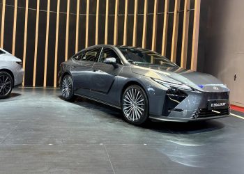 Lexus ES Terbaru Meluncur di GIIAS 2026 dengan Pilihan Hybrid dan BEV