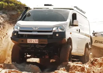 HiAce Dimodifikasi Menjadi Camper 4×4 dengan Ground Clearance Lebih Tinggi dari Land Cruiser