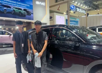 Mobil di GIIAS Selalu Bersih, Ada Sosok yang Tak Pernah Berhenti Membersihkan