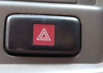 Empat Kondisi yang Tidak Sesuai untuk Menghidupkan Lampu Hazard
