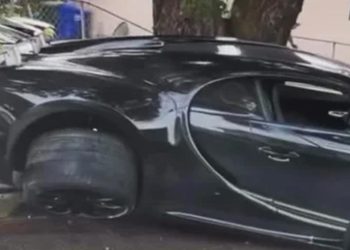 Mobil Seharga Rp 48 Miliar Ringsek Setelah Tabrak Trotoar