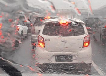 Cegah Tabrakan Beruntun Dengan Patokan Jarak Aman Mobil Saat Hujan