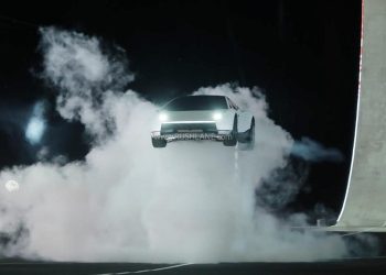 Roadster Terbang Diperkenalkan di Markas SpaceX Dengan Teknologi Roket
