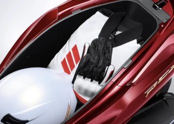 Bawa Raket Padel dengan Motor, Hindari Menaruh di Dek Kaki Sembarangan